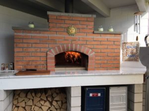 Домашняя печь для приготовления на огне FVR собрана как камин