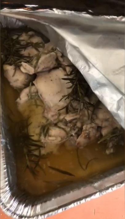 Видео рецепт курицы в собственном соку с прованскими травами