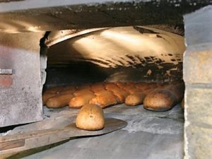 Печь для хлеба на дровах в саду, подвале или на кухне